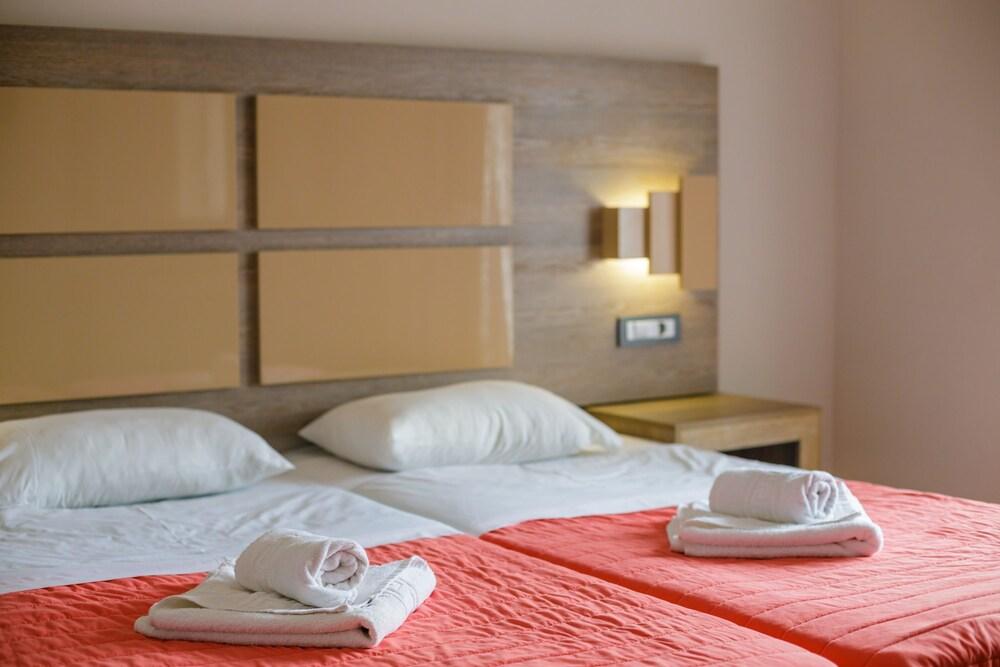 Giannis Pool Studios Superior 2