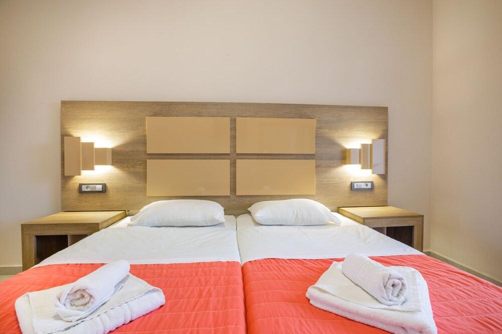 Giannis Pool Studios Superior 2