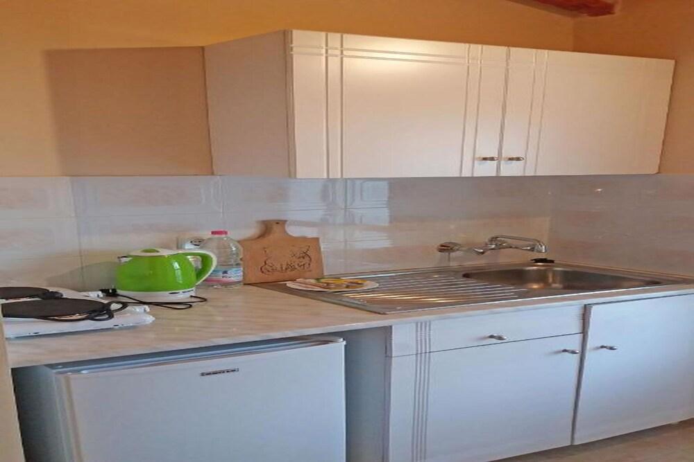 Giannis Pool Studios 5