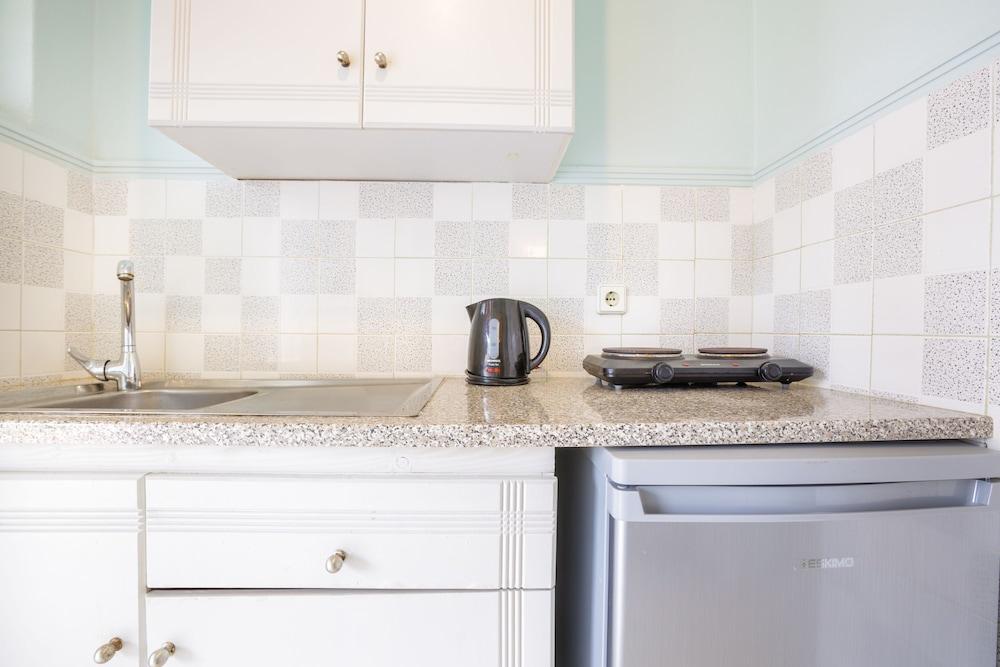 Giannis Pool Studios 7