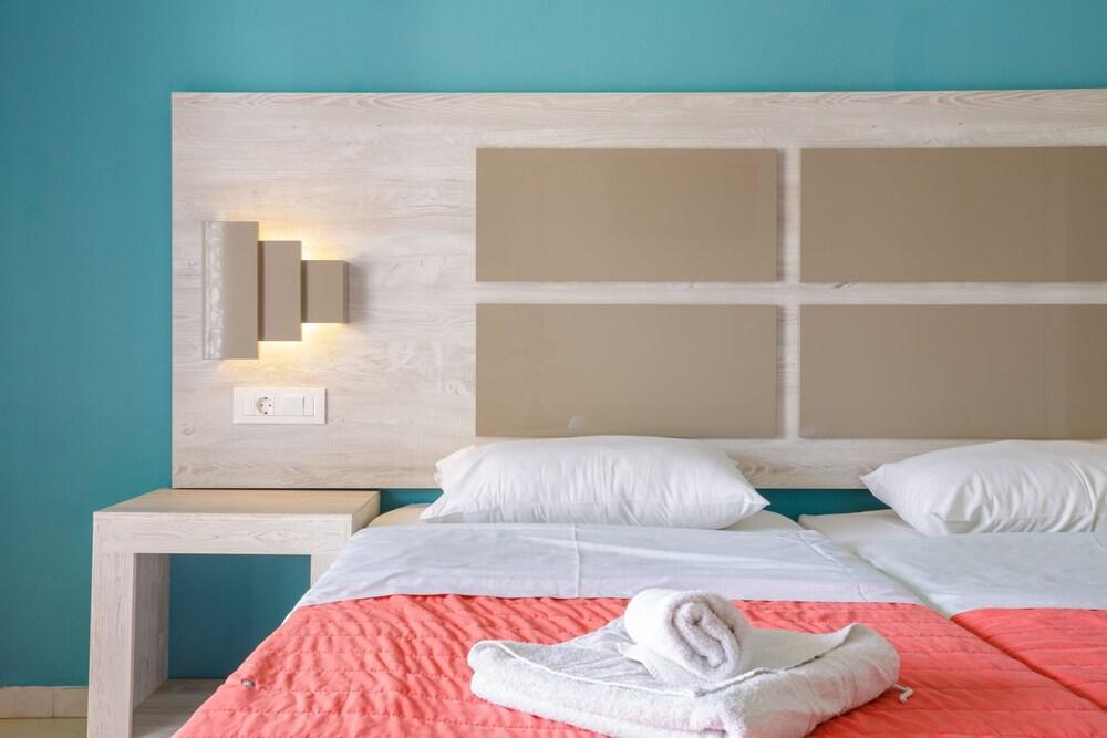 Giannis Pool Studios 8