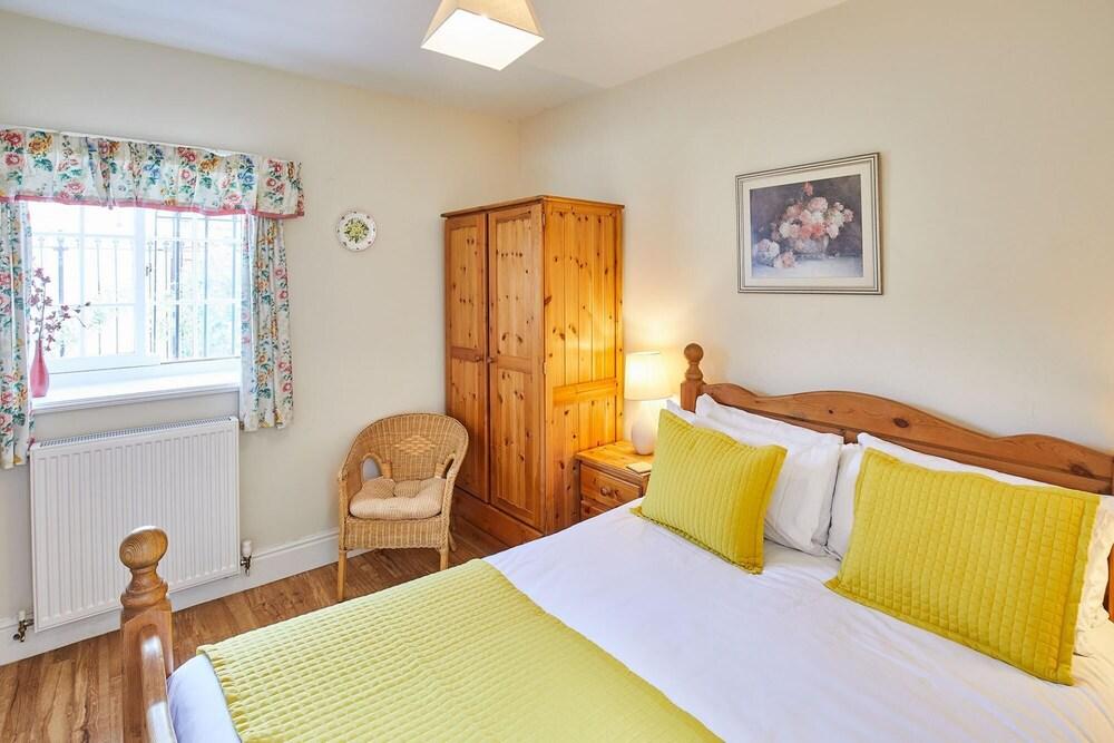 Host Stay Primrose Cottage