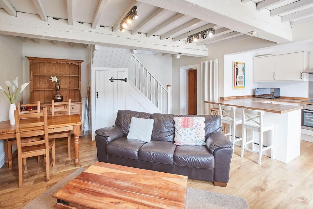 Host Stay Daisy Cottage