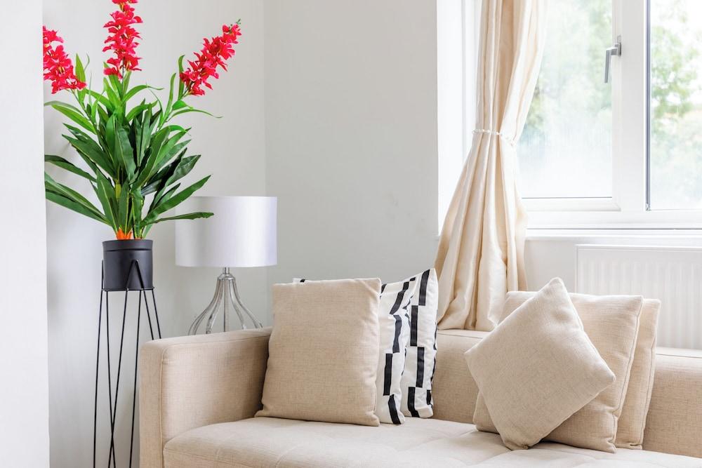 3 Bed Flat, Dedicated Workspace, Parking, 4KTV