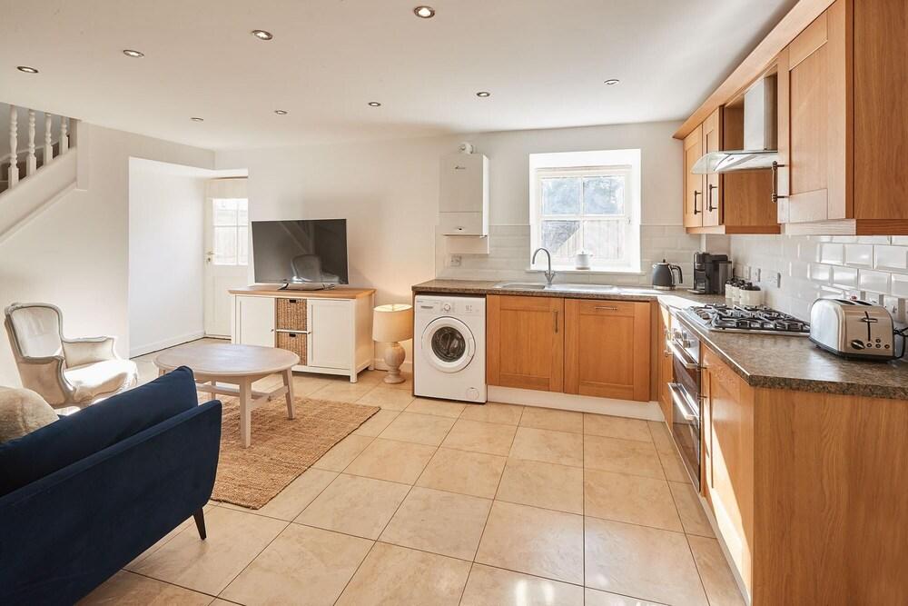 Host Stay Daisy Cottage