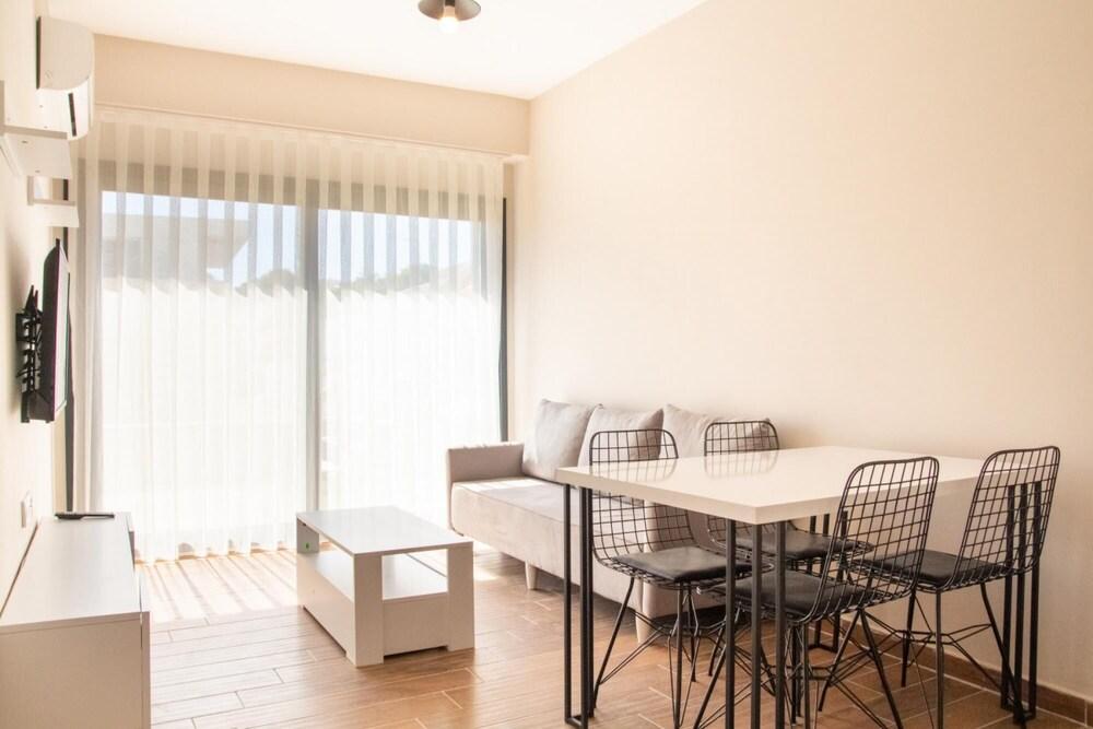 Charming Flat Near Sea With Shared Pool in Cesme