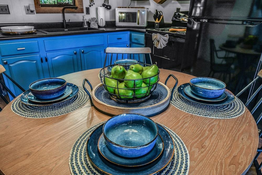 Cliff Haven 1 Bedroom Cabin by RedAwning