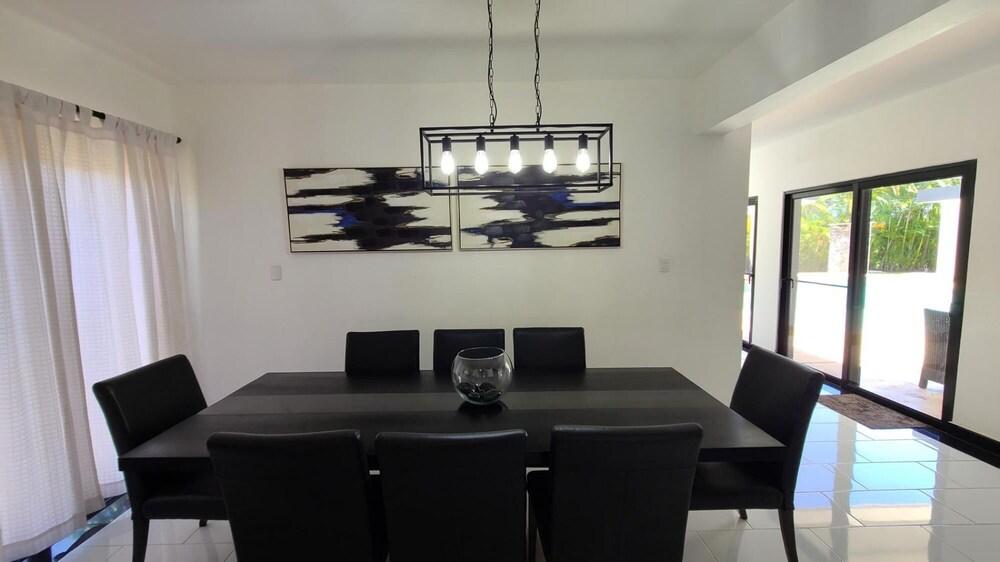 Modern Secluded Property With an Infinity Pool and Extremely Fast Wifi