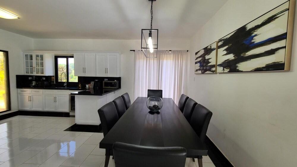 Modern Secluded Property With an Infinity Pool and Extremely Fast Wifi