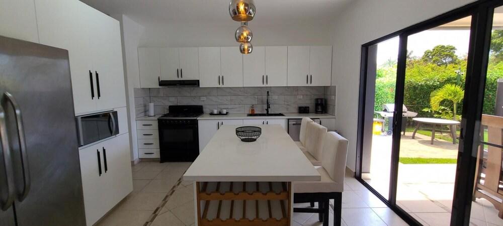 Spacious Private 7 Bedroom - Bachelor s Welcome