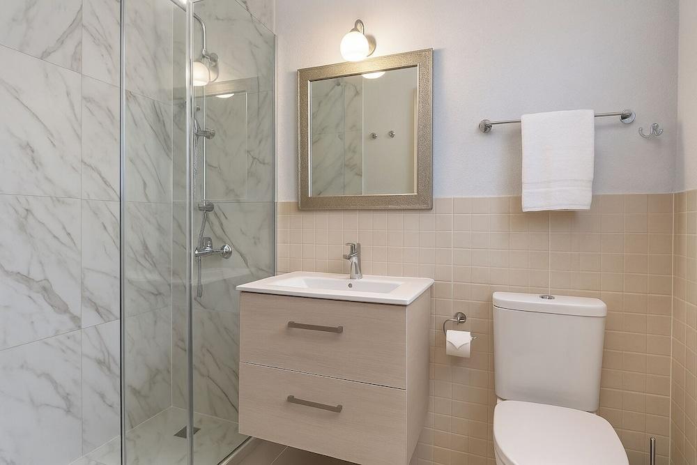 3 Bedroom House - Sleeps 15 - Pool, Garden, Wifi