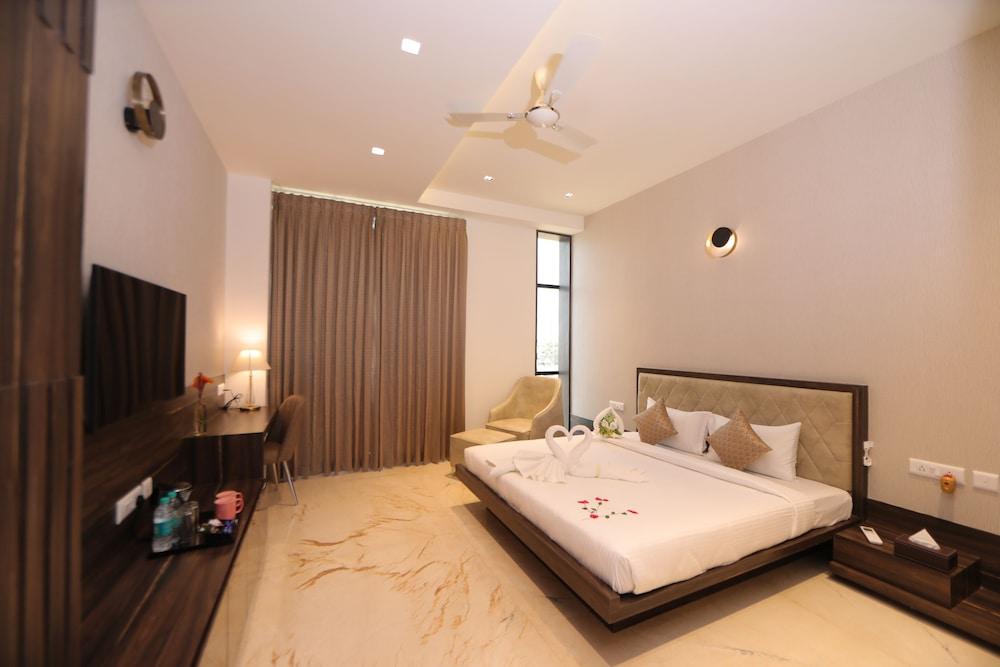 VRR Hotel's And Convention Centre