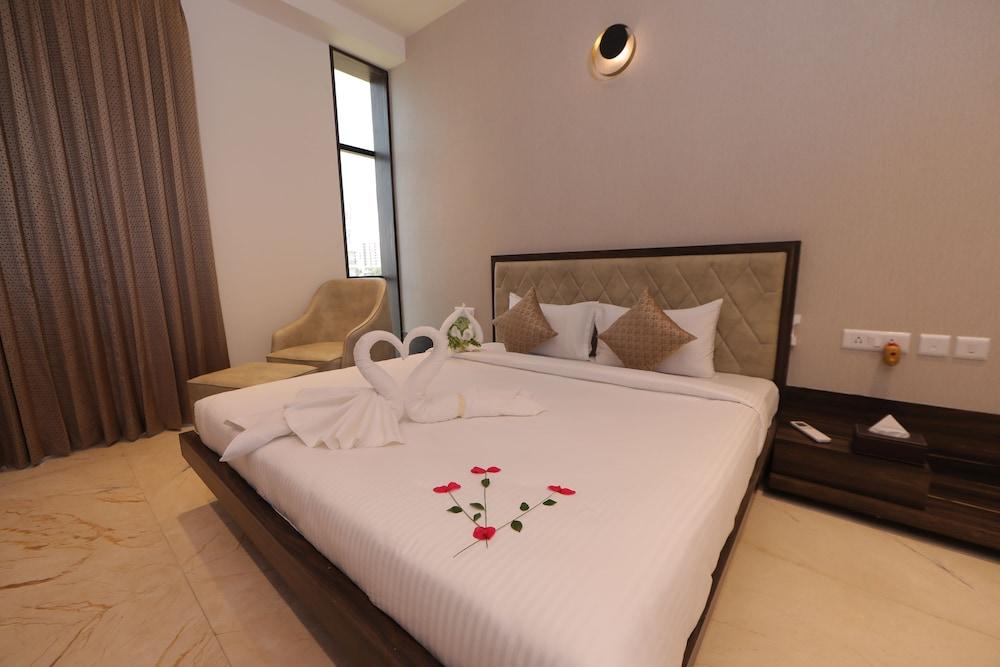 VRR Hotel's And Convention Centre