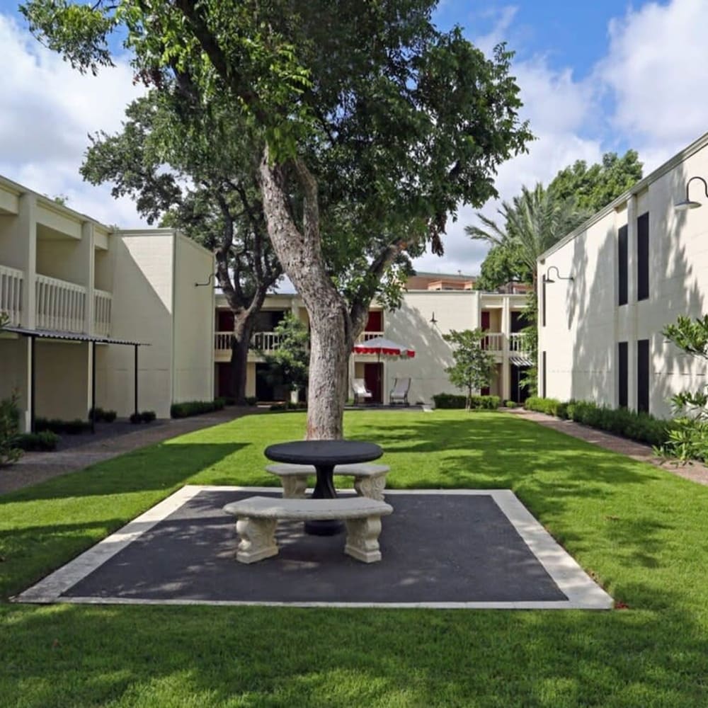 Chic 2BR Near Triangle With King Beds Fast Wifi