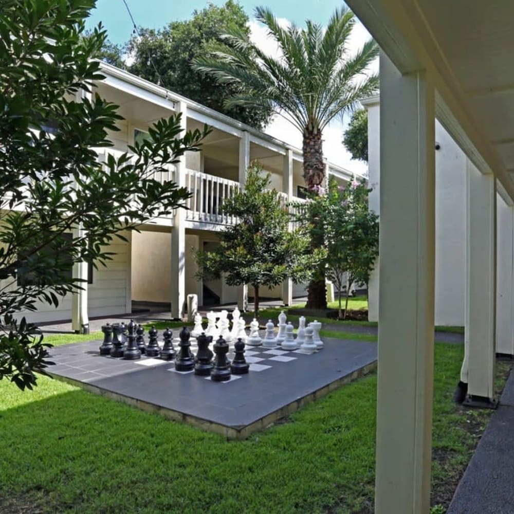 Chic 2BR Near Triangle With King Beds Fast Wifi