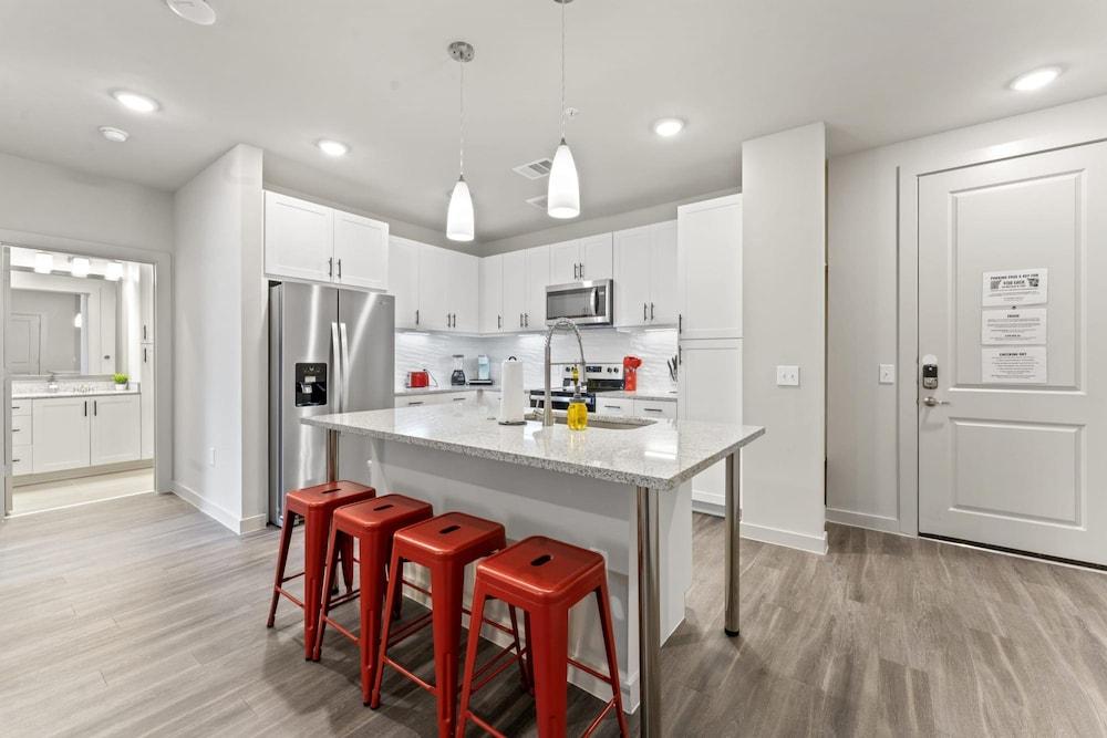 Top Floor 2BR King Beds Suite 8 Min to Downtown