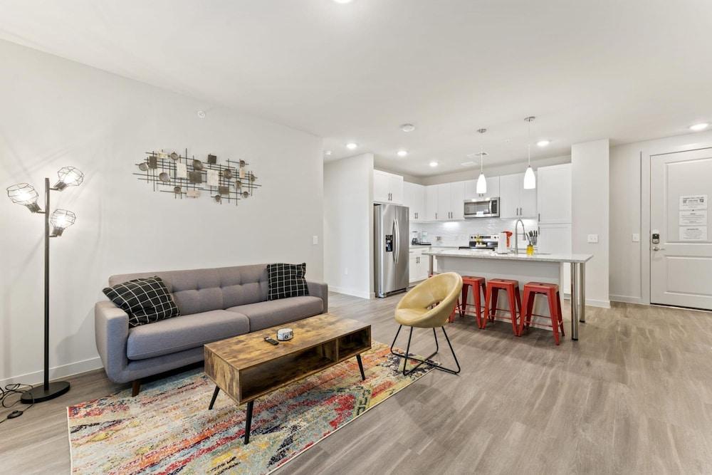 Top Floor 2BR King Beds Suite 8 Min to Downtown