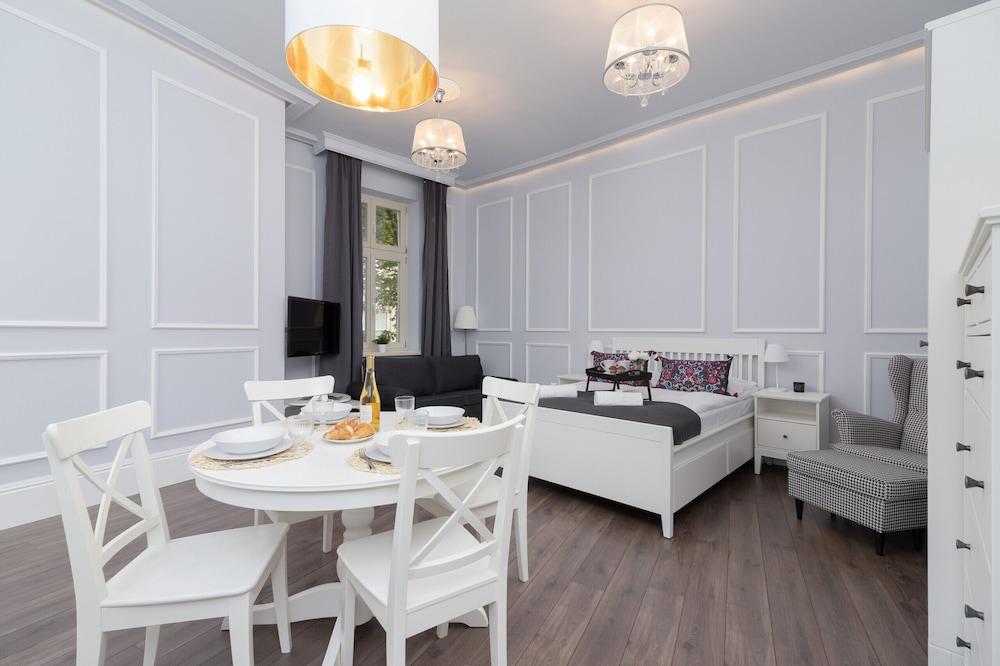Czapskich Apartment by Renters