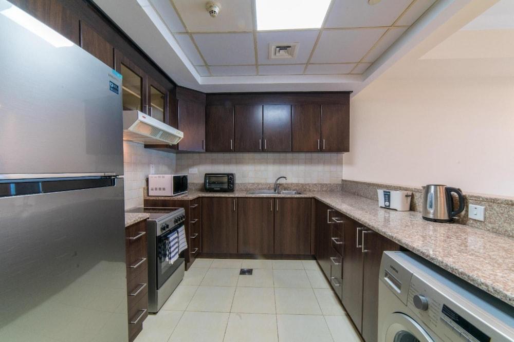 Large 1 Bed Business Bay Canal