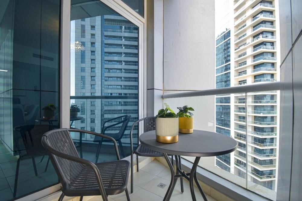 Experience Luxurious Sky High Marina Living