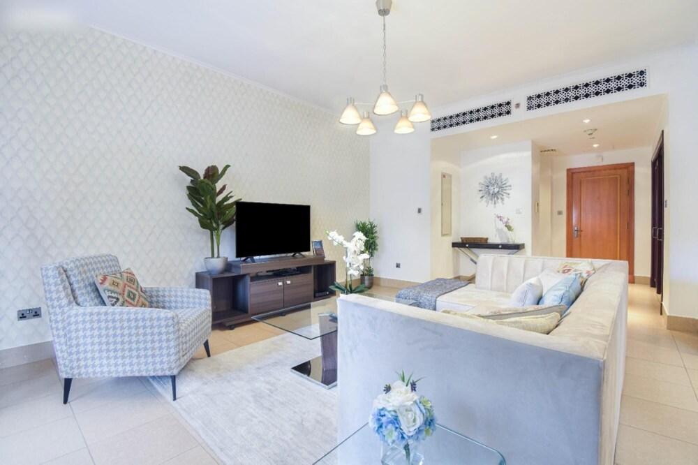 Dashing 2B Apt in Old Downtown