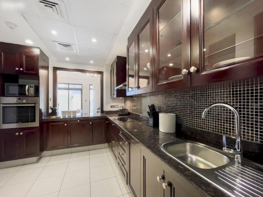 1-br Dazingly lit Downtown