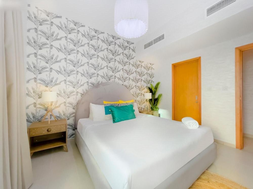 Spectacular 1BR Community View