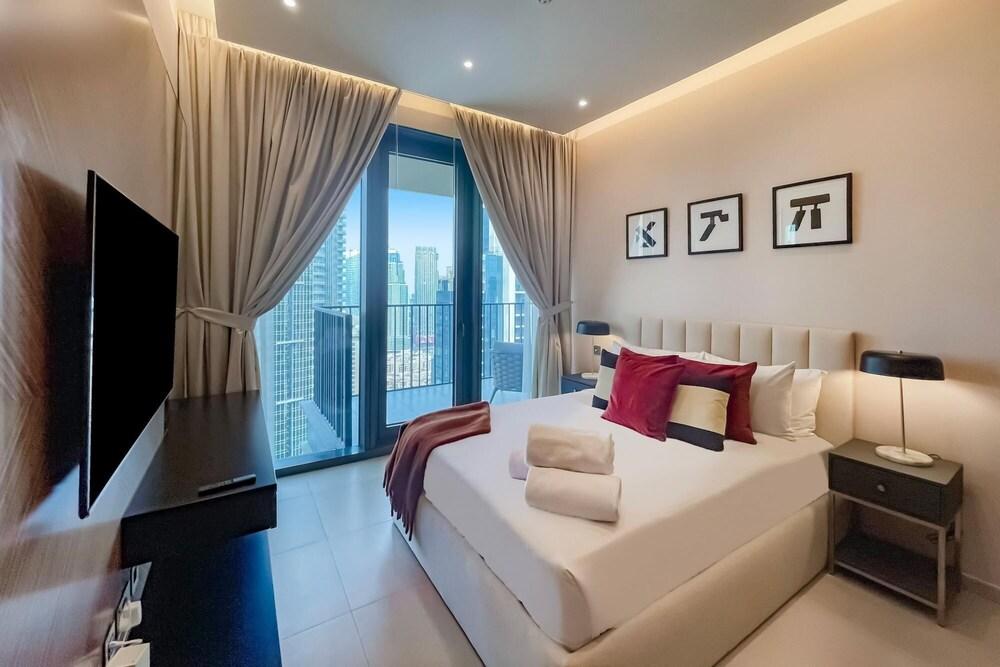 Hyp-lux 4BR Apt With Burj Khalifa View