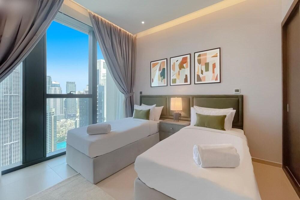 Hyp-lux 4BR Apt With Burj Khalifa View