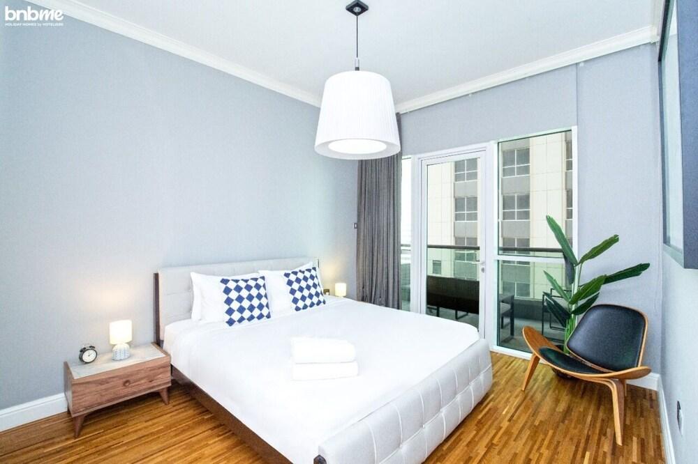 Swanky 1 BR Apt Marina Pinnacle