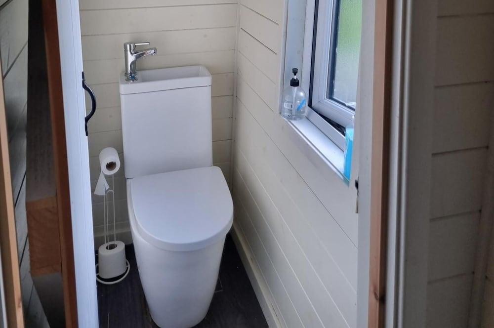 Glamping Hut - Sleeps 2, hot tub & Parking