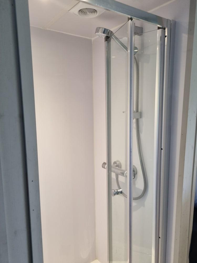 Glamping Hut - Sleeps 2, hot tub & Parking