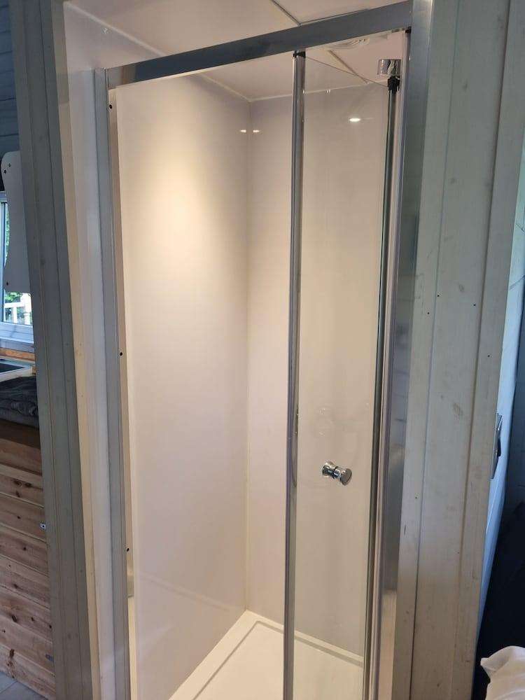 Glamping Hut - Sleeps 2, hot tub & Parking