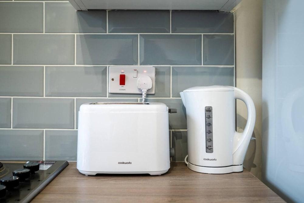 Modern Spacious 2 br House in Leigh, Free Parking