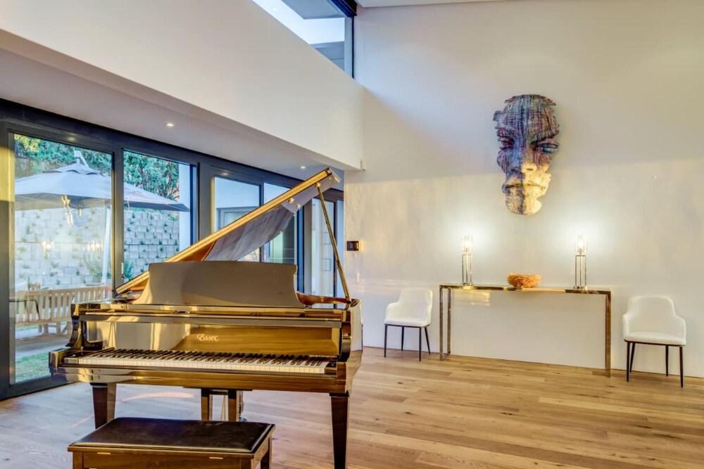 Incredible Camps Bay Villa With Sea and Mountain Views Sorrento