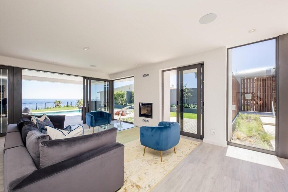 Luxury Camps Bay Villa With Spacious Entertainment Area and Private Pool 8 Fiskaal