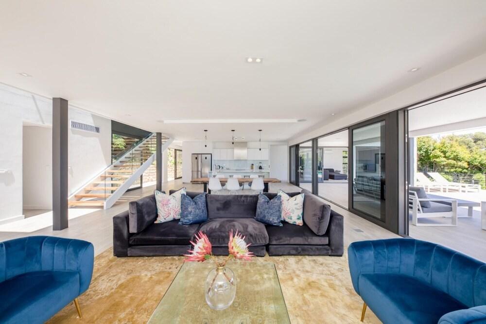 Luxury Camps Bay Villa With Spacious Entertainment Area and Private Pool 8 Fiskaal
