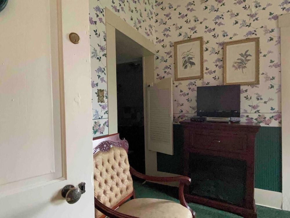 Four Winds Victorian Venue & Suites