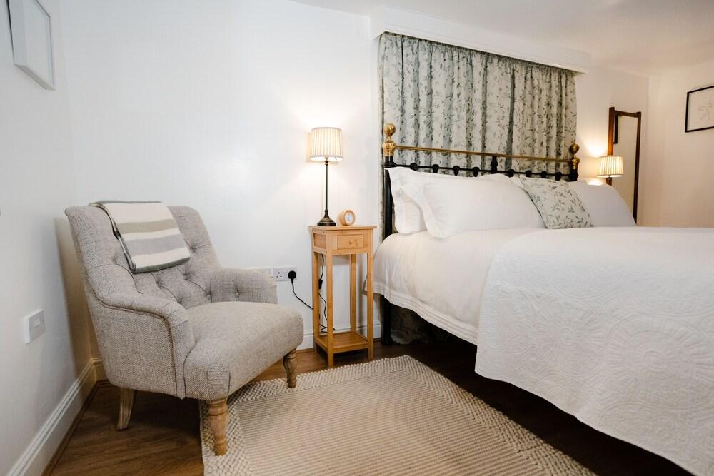 HOVELL HALL  Country B&B