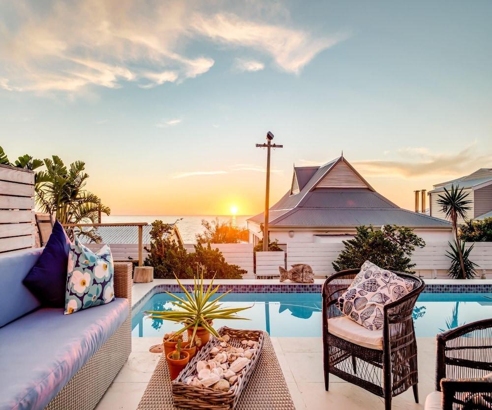 Stylish Holiday Home With Private Pool and Ocean Views J Blue