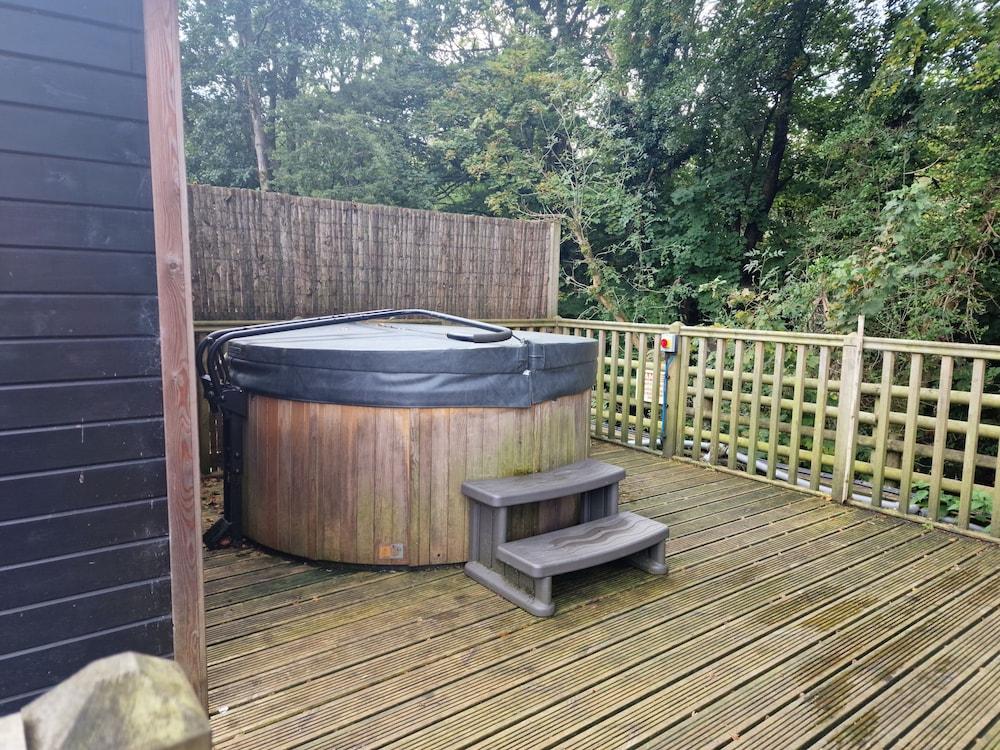 Glamping Hut - Riverside 1