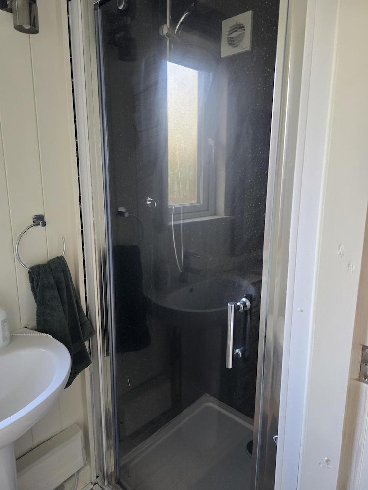 Glamping Hut - Riverside 1