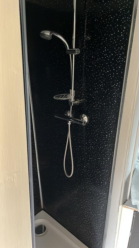 Cabin - Sleeps 2 hot tub & Parking