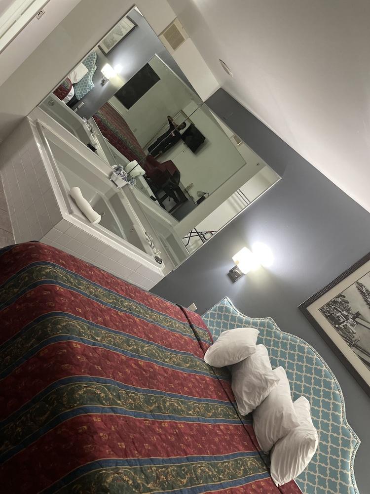 Greenwoods Inn & Suites