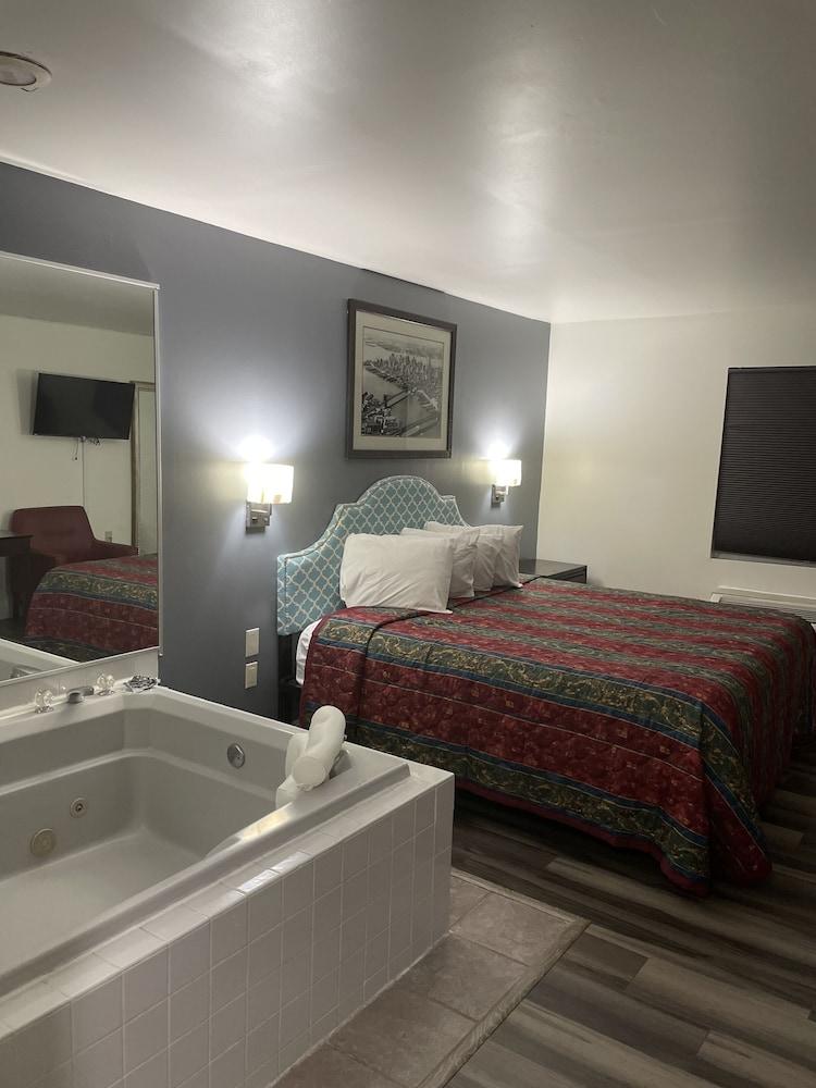 Greenwoods Inn & Suites