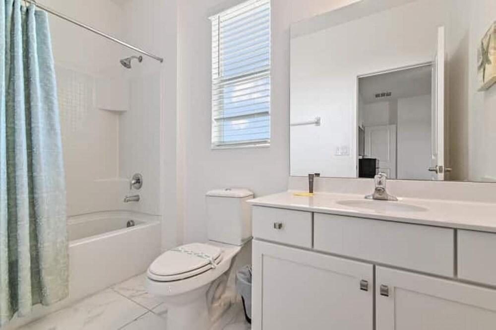 Charming Spacious Pool Home by Disney