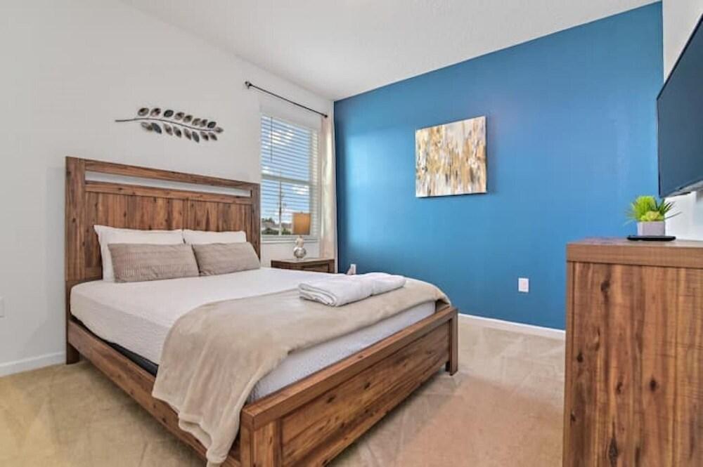 Charming Spacious Pool Home by Disney