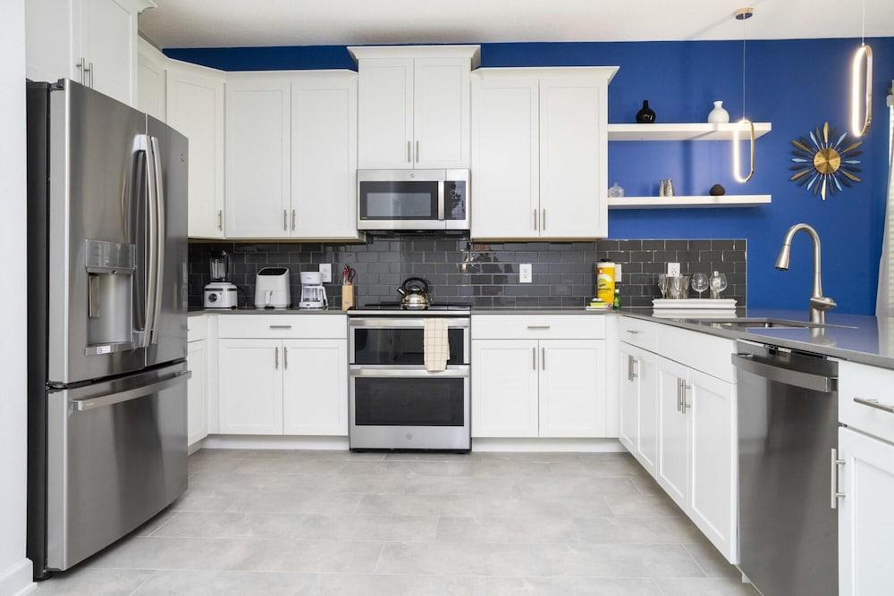 New Spacious Pool Home by Disney