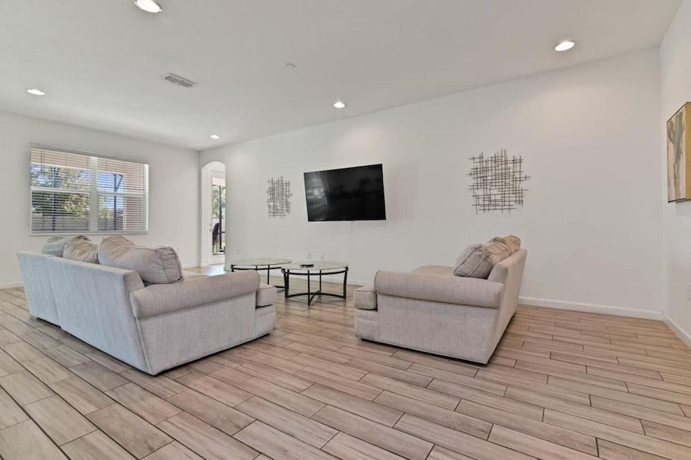 Beautiful Spacious House By Disney