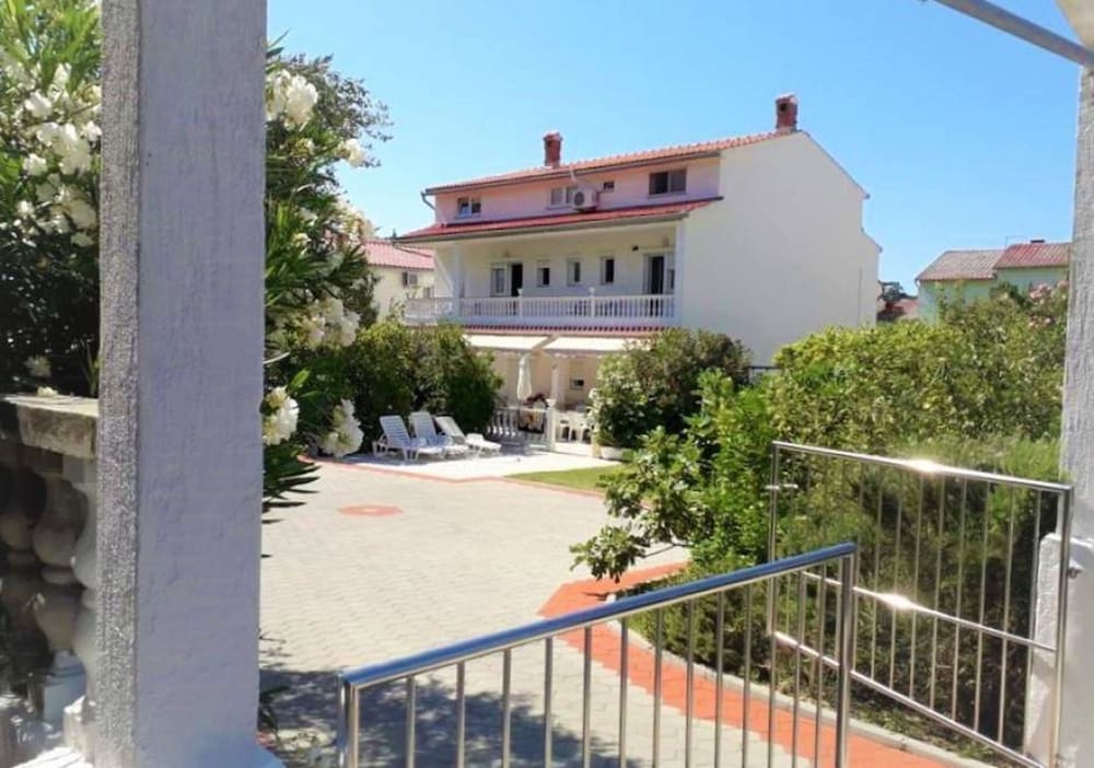 Charming Palit Kroatien Holiday House With Garden